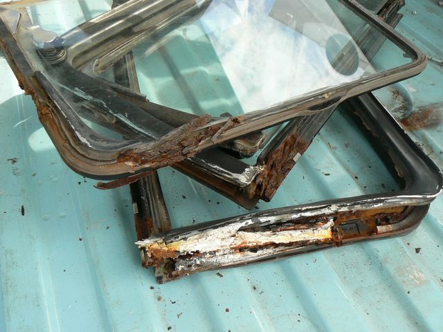 Rusty parts throughout Kombi
